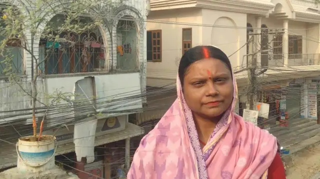 ममता देवीलाई यो निर्णयले सीमापारि भारतमा रहेको माइतीबाट साडीजस्ता उपहारहरू ल्याउँदा गाह्रो हुन सक्ने लागेको छ