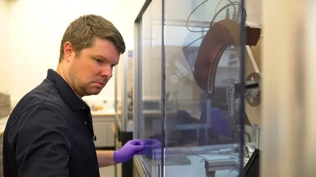 연구 중인 킹 박사의 모습