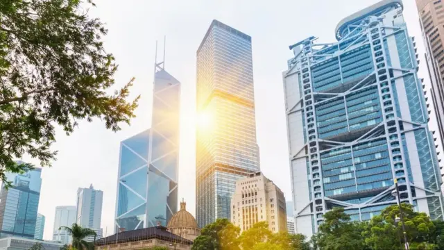 ناطحة السحاب التي يحتلها بنك الصين وبين مبنى بنك "إتش إس بي سي" المجاور