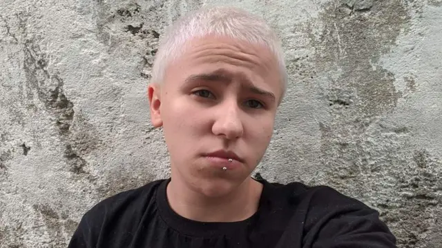 Beatriz con el pelo decolorado.