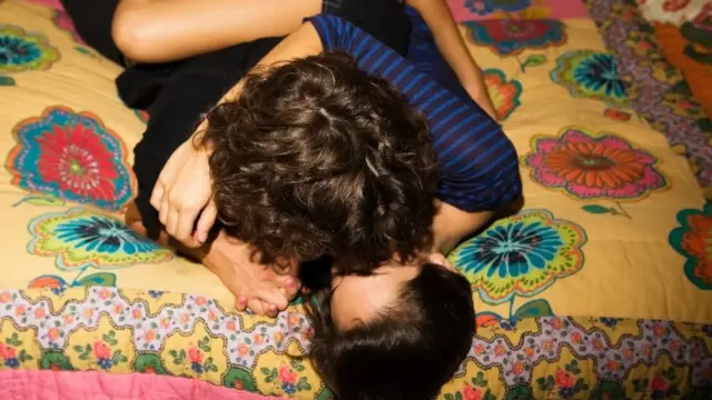 نیکول هاجز بر این باور است که اولین تماس جنسی توصیف ساده‌تر و روشن‌تری از اولین تجربهٔ جنسی ارائه می‌دهد، توصیفی که امید دارد قدرتمندانه‌تر و جامع‌تر باشد.