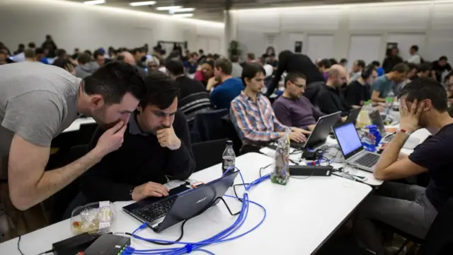 Participantes competem atráspromoções sportingbetseus computadores durante concursopromoções sportingbethackers éticos Insomni'hack 2014promoções sportingbet21promoções sportingbetmarçopromoções sportingbet2014,promoções sportingbetGenebra