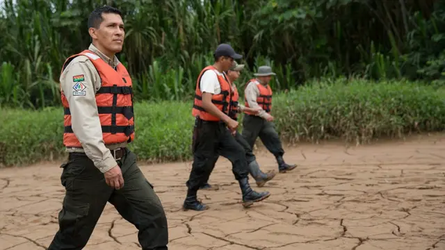 Marcos Uzquiano con otros guardaparques en el Parque Nacional Madidi