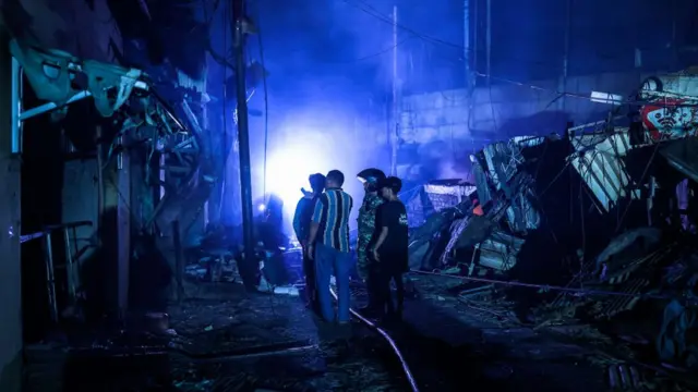 Tim penyelamat mencari korban yang terperangkap di bangunan yang terbakar setelah kebakaran depo Pretamina Plumpang, Jakarta Utara.
