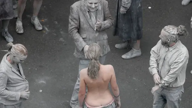 Biểu tình bằng cảnh diễn 'Giả Xác chết biết đi' (Hold Zombie) đòi đề cao nhân tính tại Hamburg