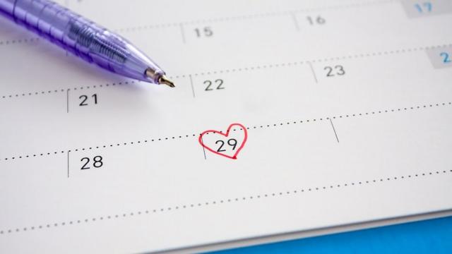 Une date sur un agenda, marquée d'un coeur rouge