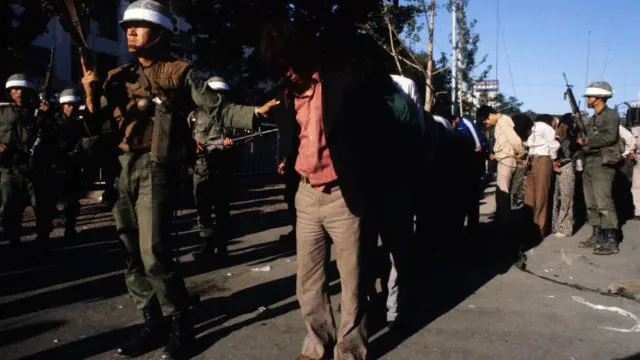 줄에 묶인 채 군인들에게 끌려가는 시민들