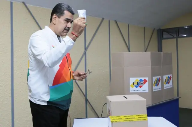 Maduro erguendo cédulabetspeed confiavelvotação pertobetspeed confiavelurna