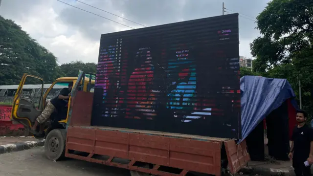 ধানমন্ডি-৩২'এ সাউন্ডবক্স লাগিয়ে পিকআপ ভ্যানের ওপর বড় স্ক্রিনে গান চলছে 