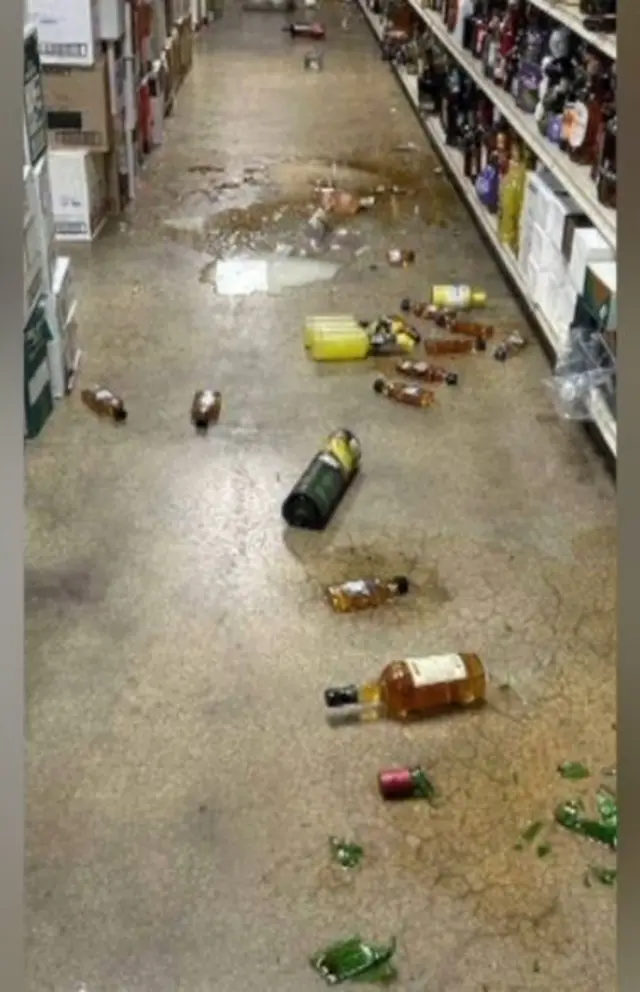 जमिनीवर दारूच्या फुटलेल्या बाटल्या आणि सगळीकडे पसरलेली दारू