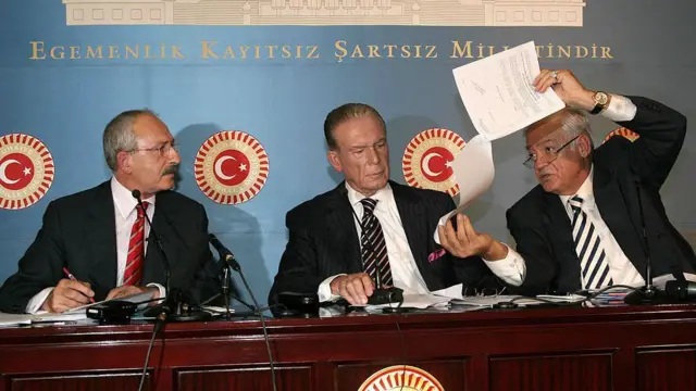 Kemal Kılıçdaroğlu ve Mir Dengir Mehmet Fırat tartışıyor. Ortada moderatör olarak gazeteci Uğur Dündar var. 