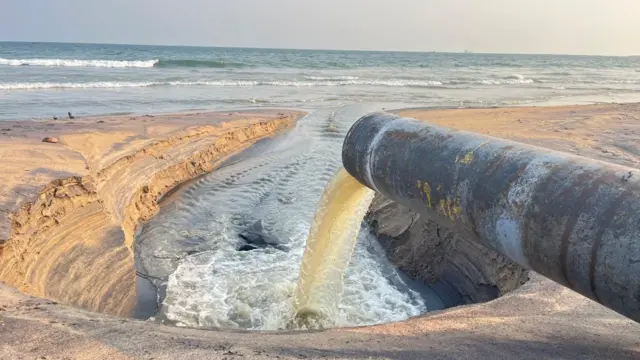 సముద్రంలో కలుస్తున్న వ్యర్థ జలాలు 