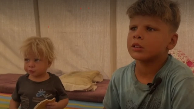 تصویر جدوع و برادر کوچکش در چادر نشسته‌اند