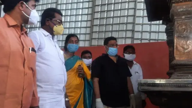 రథాన్ని పరిశీలిస్తున్న టీడీపీ నాయకులు బుద్ధా వెంకన్న, గద్దె అనురాధ తదితరులు