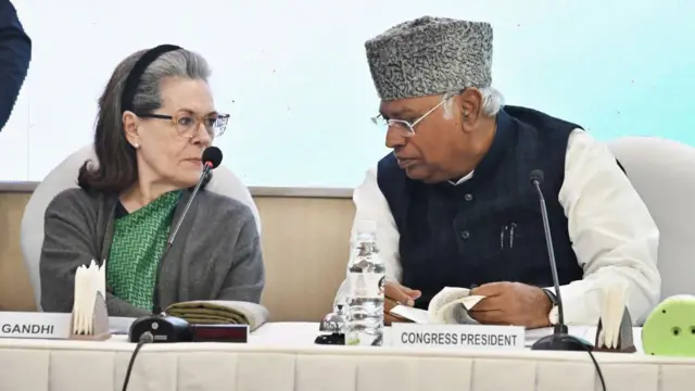 सोनिया गांधी और खड़गे