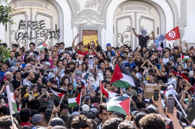 Тунистеги нааразылык акциясына чыккандар