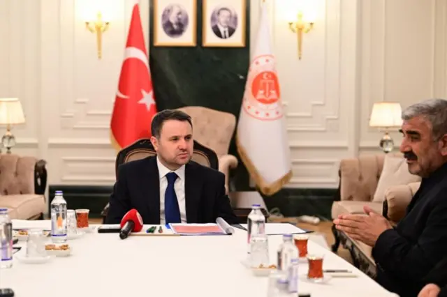 Adalet Bakanı Akın Gürlek, 6 Mayıs'ta bakanlıkta kendisini ziyaret eden Rojin Kabaiş'in babası Nizamettin Kabaiş'i dinliyor