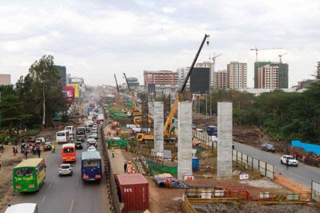 Construção de rodovia em Nairóbi, Quênia, financiada por parceria público-privada com a China 