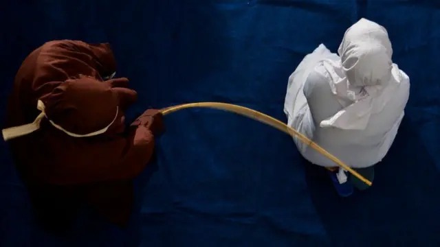 အမျိုးသားတဦးနဲ့ နီးနီးကပ်ကပ် ရှိခဲ့တဲ့အတွက် အမျိုးသမီးတဦး ကြိမ်ဒဏ် အချက် ၂၀ခံရ