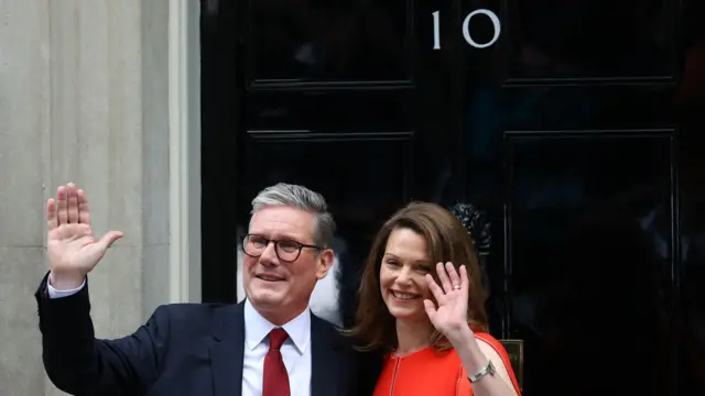 Keir Starmer e a mulher, Victoria,estrela bet manutençãofrente ao número 10 da Downing Street