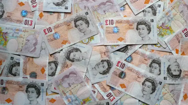 10英镑钞票一堆