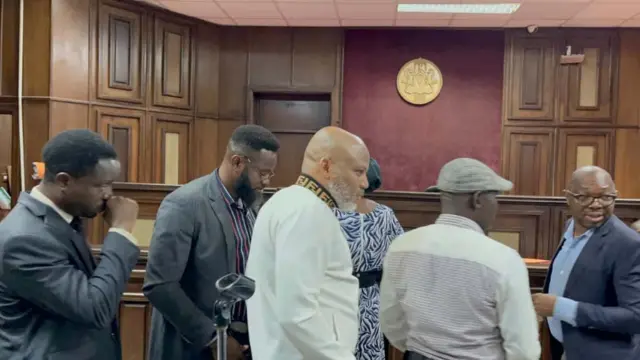 Nnamdi Kanu na ndị ọzọ guzo n'ụlọikpe