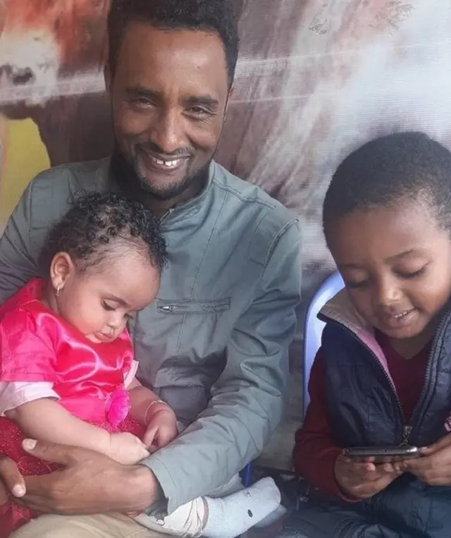 Mallasaa fi haati warraa isaa Taaddelech ijoollee lama dhiira ganna 4 fi dubara reefu ganna 1 fi baatii 5 waliin qabu