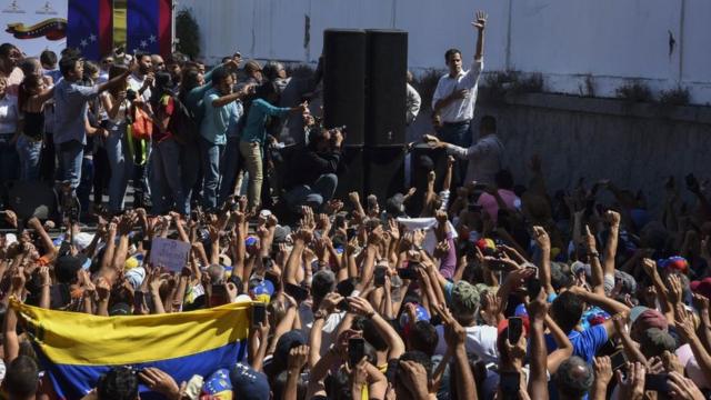 Gente durante el discurso de Juan Guaidó en Caracas, Venezuela.