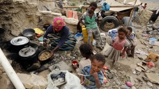 یک اردوگاه جنگ‌زدگان یمن در حومه صنعا که جیزه خوراک روزهانه خود را از سازمان ملل متحد دریافت می‌کنند