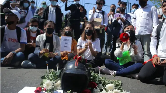 ১৯ বছর বয়সী মিয়া ঠয়ে ঠয়ে খাইংয়ের গুলিবিদ্ধ হওয়ার স্থানে ফুল দিয়ে শ্রদ্ধা জানায় বিক্ষোভকারীরা।