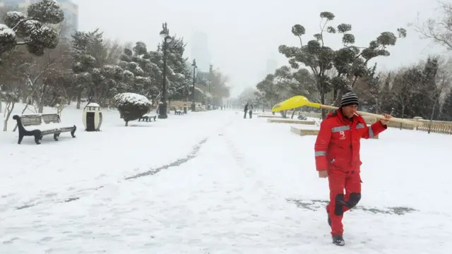 Vətəndaşların piyada gediş-gəlişini asanlaşdırmaq üçün paytaxtın mərkəzi küçələrində, bulvar ərazisində təmizlik işləri aparılıb.