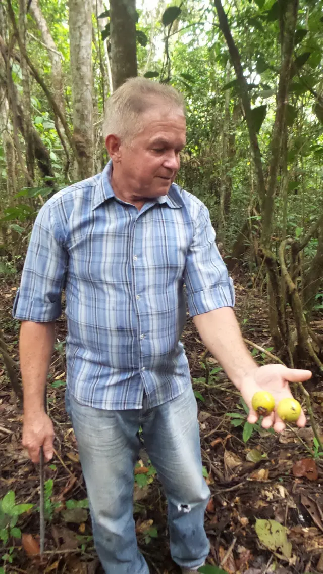 João do Mel com tucumã nas mãos