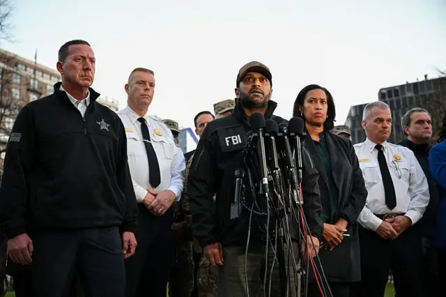 El director del FBI, Kash Patel, habla mientras junto a la alcaldesa del Distrito de Columbia, Muriel Bowser y otros funcionarios durante una conferencia de prensa.