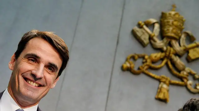 Jean-Baptiste de Franssu durante una rueda de prensa y con el escudo de la Santa Sede detrás.