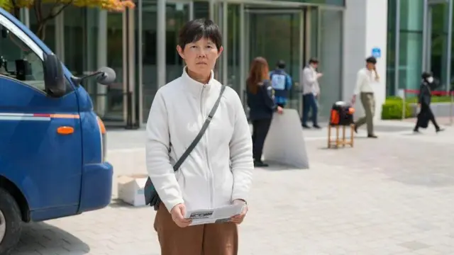 Ibu Jang, Park Mi-suk, mengatakan bahwa pekerja seperti putranya semakin tidak terlihat.