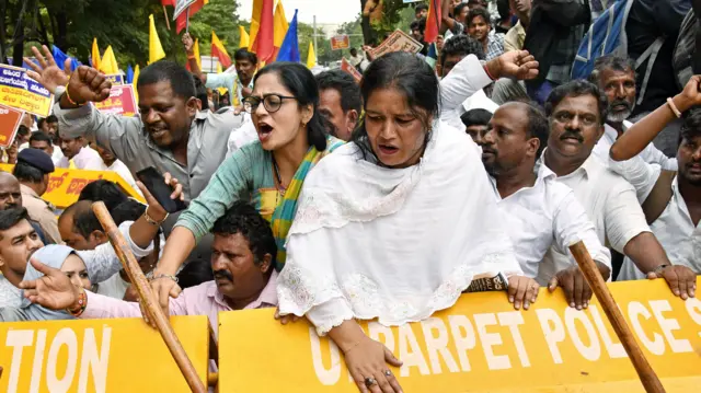 प्रदर्शन करने वाले लोग