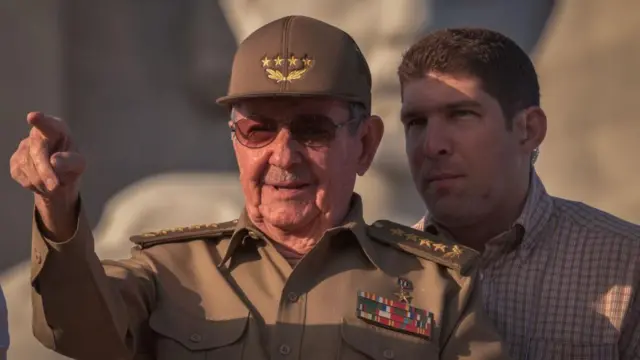 Raúl Castro con su nieto y guardaespaldas Raúl Guillermo Rodríguez Castro, conocido como "El Cangrejo"