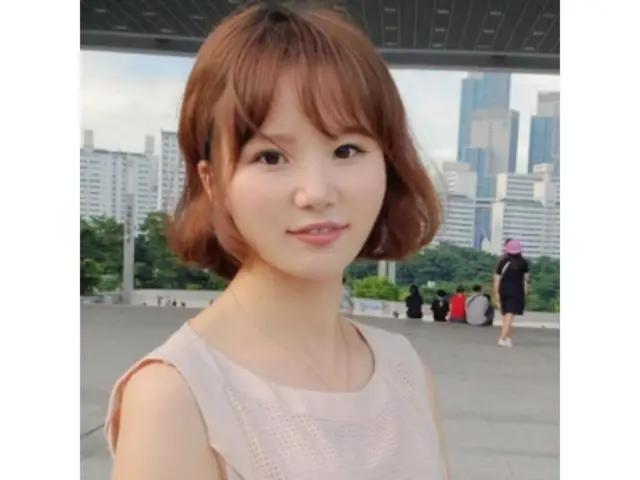 앞머리가 있는 갈색 단발머리에 분홍빛 민소매 옷차림의 강규리 씨