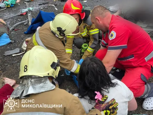 Рятувальники ДСНС надають допомогу пораненій жінці