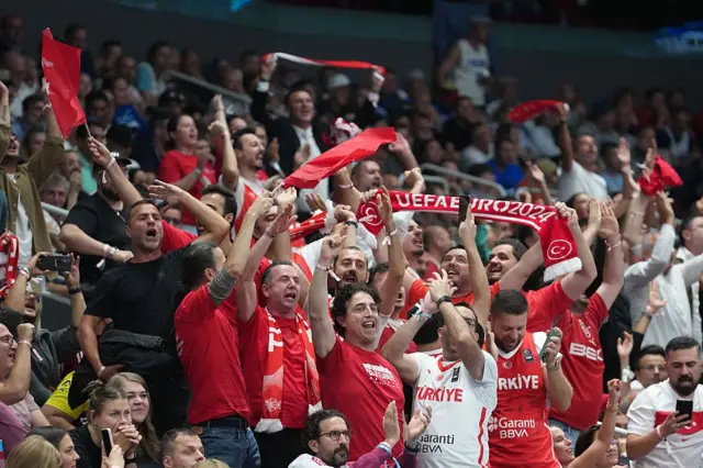 Galibiyeti kutlayan taraftarlar 