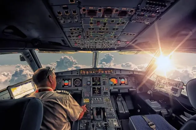 The cockpit of an Airbus 320
