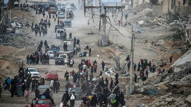 نازحون فلسطينيون يصلون من جنوب غزة عبر شارع الرشيد إلى مدينة غزة في شمال القطاع