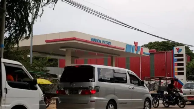 ရန်ကုန်က ဆီဆိုင်တွေမှာ ဆီထုတ်မယ့် ကားအချို့တန်းစီနေစဥ်