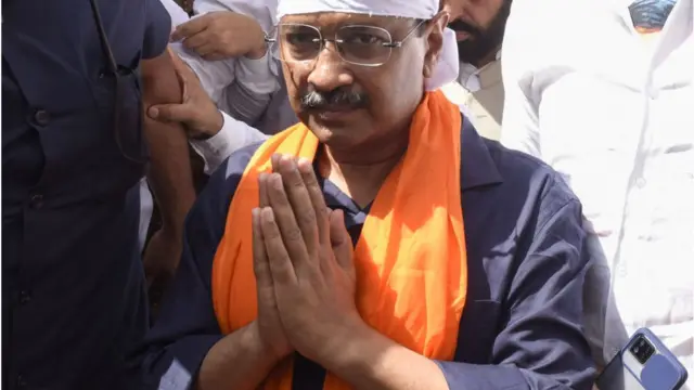 કેજરીવાલે ગુજરાત ચૂંટણીને ધ્યાને રાખીને આવું નિવેદન આપ્યું હોવાના કારણે સોશિયલ મીડિયા અને રાજકીય પક્ષો દ્વારા વ્યાપક ટીકા