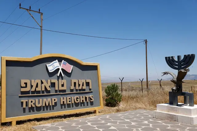 Un cartel da la bienvenida a Ramat Trump, un asentamiento de los Altos del Golán ocupados y anexionados por Israel, el 19 de junio de 2026.