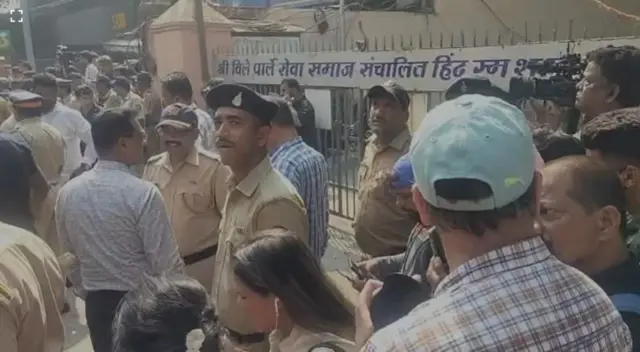 मुंबईतील विलेपार्ले येथील स्मशानभूमीबाहेर मोठी गर्दी होती.