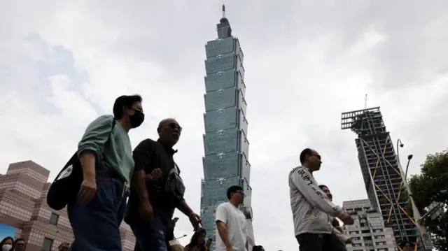 உலகளாவிய வர்த்தகப் போரின் உச்ச கட்டத்தில் இருந்து டிரம்ப் பின்வாங்கியது ஏன்? 