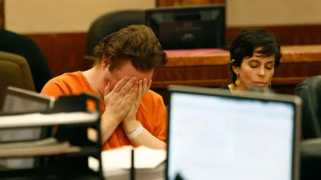 Ular stol ostida sorishadi Massaj qilayotgan ikki osiyolik porno