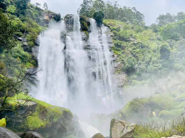 බෝඹුරු ඇල්ල ශ්රී ලංකාවේ වූ දියඇලි අතුරින් පළලින් ඉතා වැඩි දිය ඇල්ලක් සේ සැළකෙයි