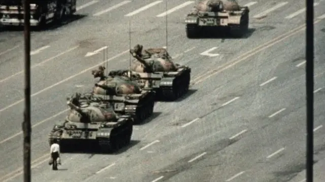 या फोटोतल्या व्यक्तीला 'टँक मॅन' म्हणून ओळखलं जातं.